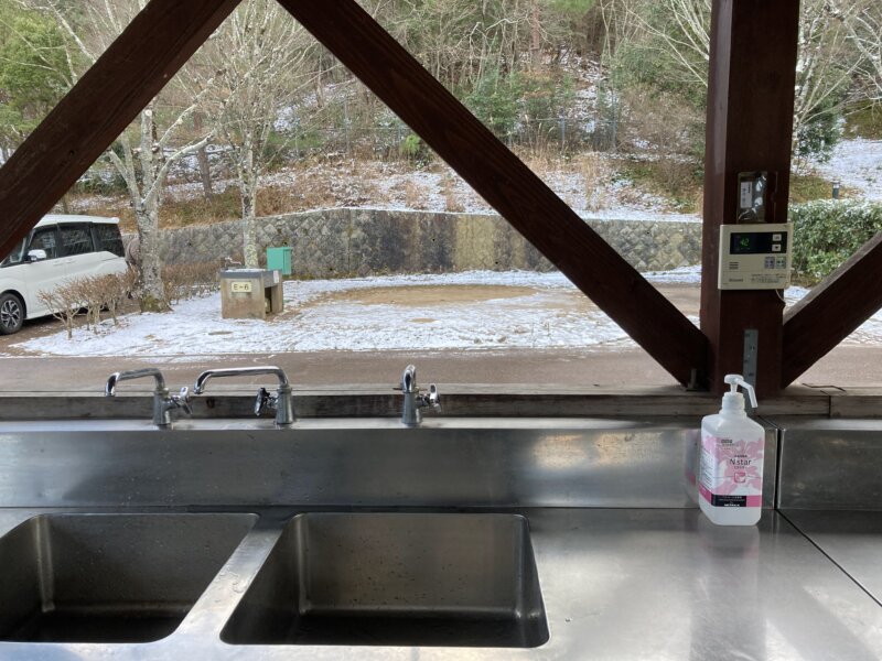 日時計の丘オートキャンプ場　炊事場　真ん中の蛇口からはお湯がでます。