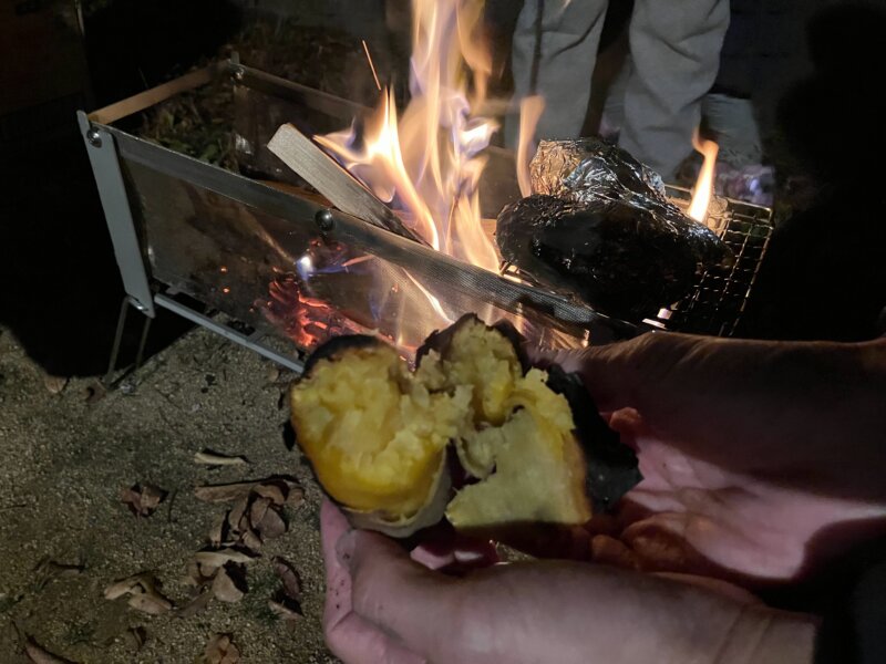 焚火でデザート作り　ほくほくの焼き芋